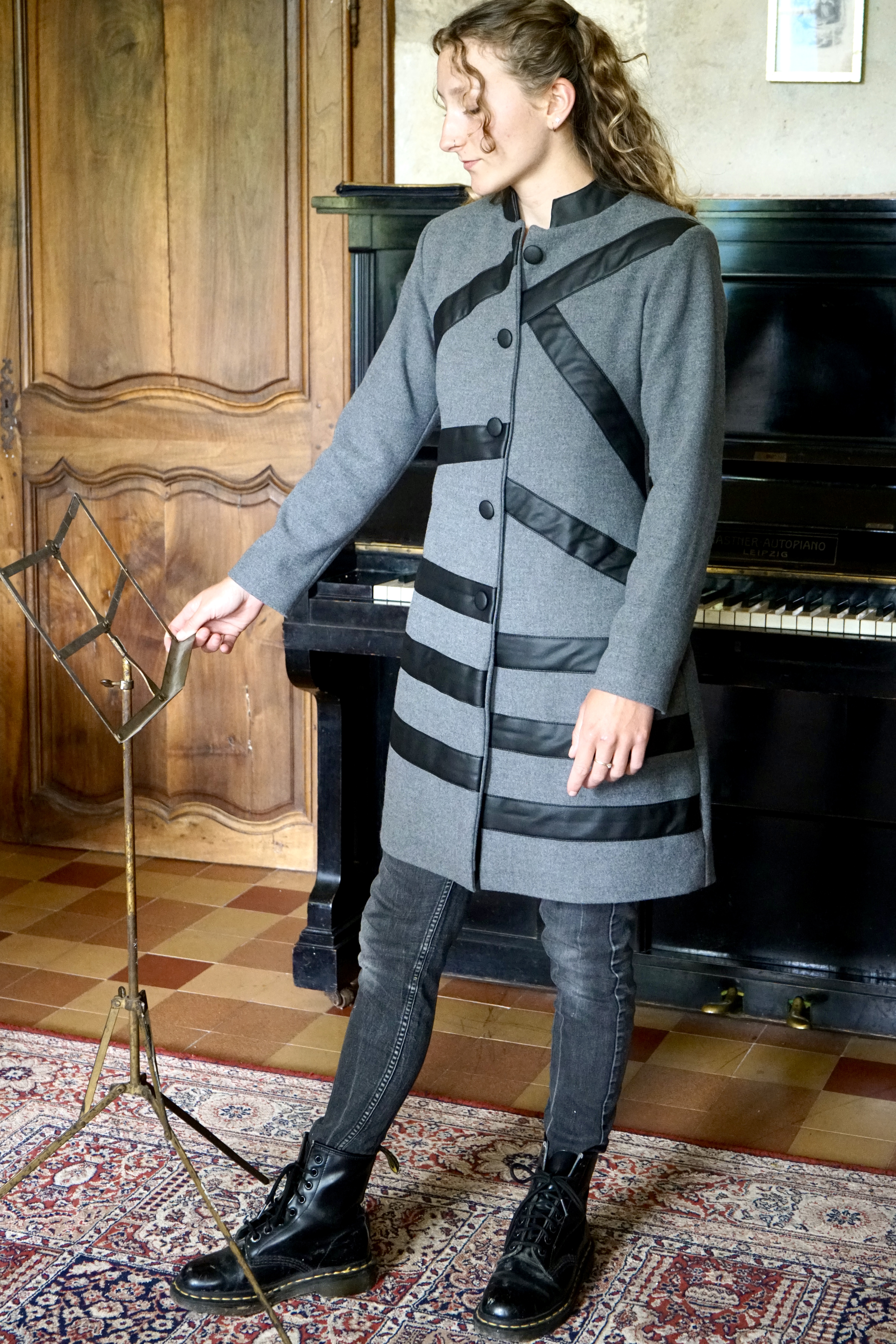 une robe manteau longue en cachemire gris avec des rayures en cuir